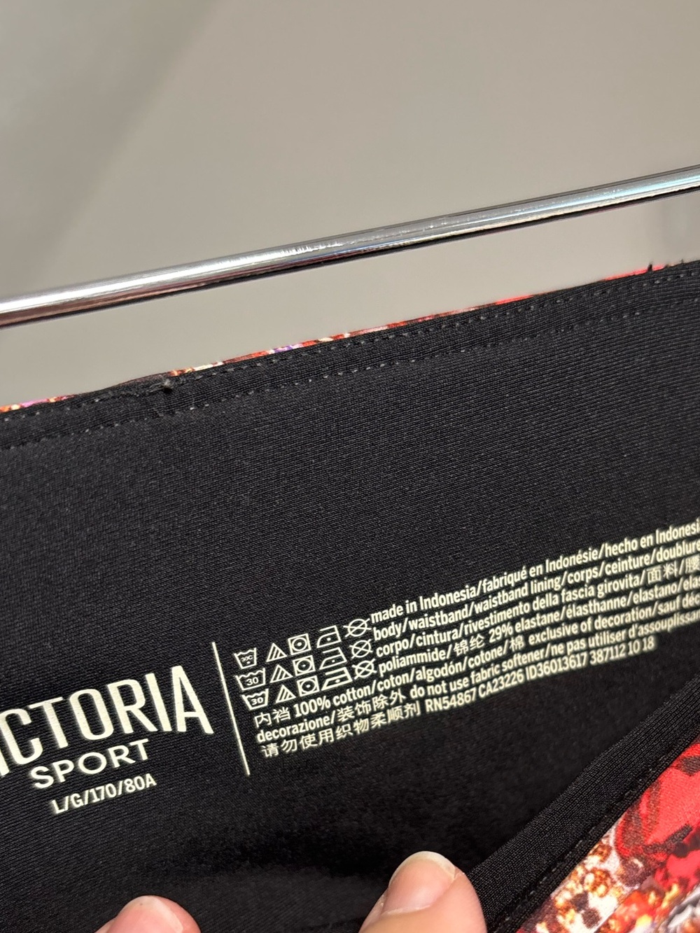 Victoria Sport high rise leggings with gemstones pattern. Size large - Picture 4 of 9